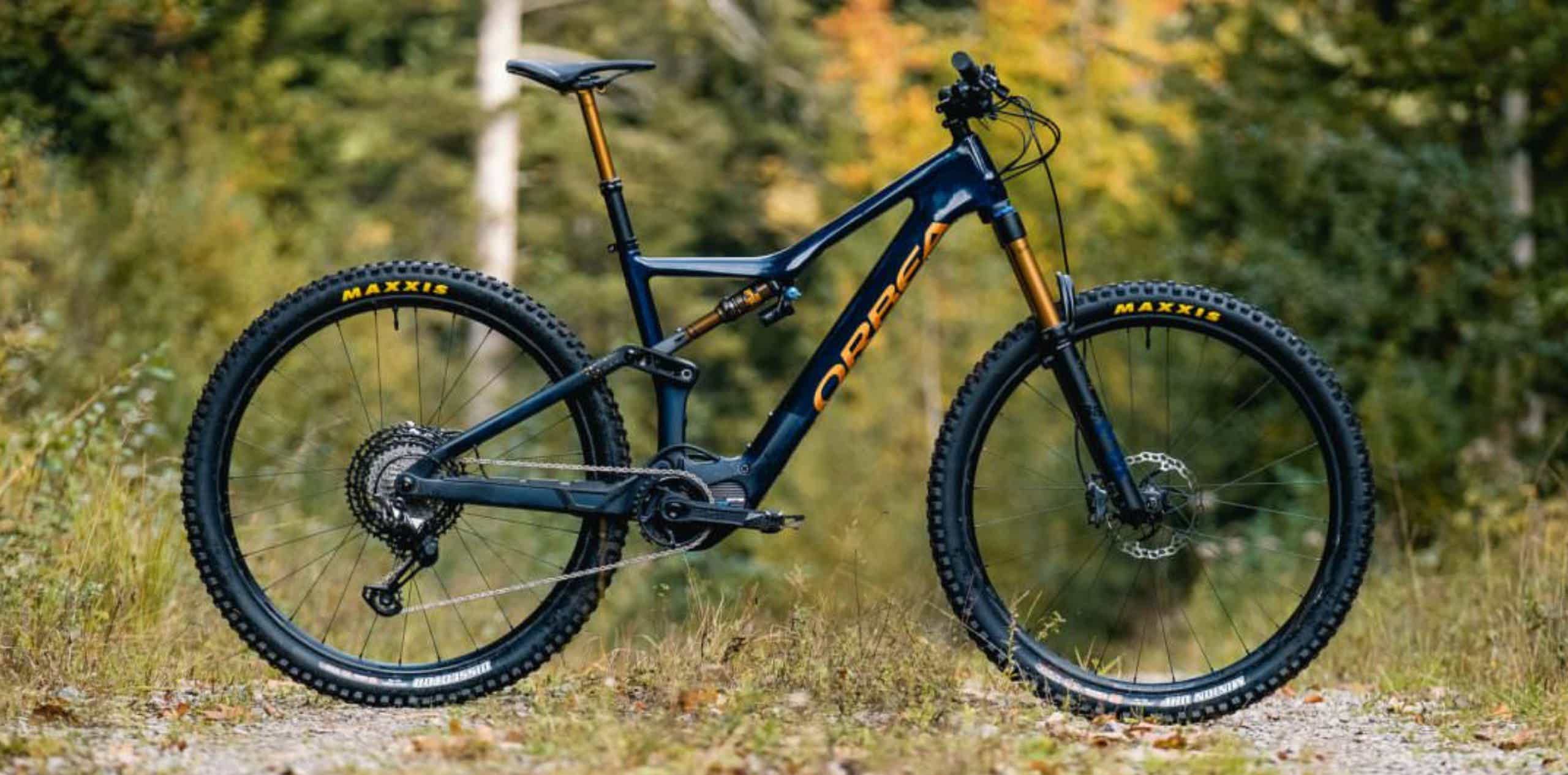 mujer en ruta de bicicleta reacondicionada electrica de montaña viendo el panorama