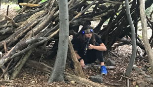 kind versteckt im holz