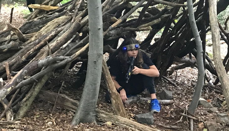 kind versteckt im holz