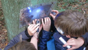 foto kinder mit geheim karte