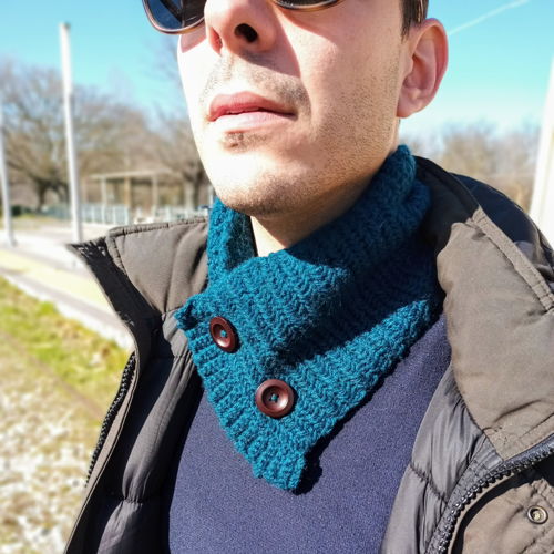 Cowl with buttons for men