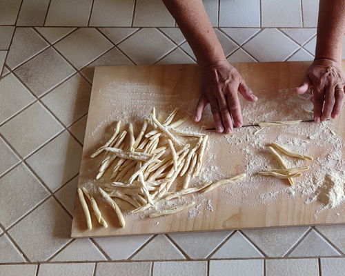 Corsi di cucina Pedara: Facciamo i maccheroni con il ferretto come da tradizione 