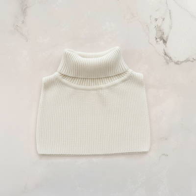 foulard pois bleu blanc élégant de la marque suisse Joli Nous, un accessoire premium pour bébé, alliant design raffiné et qualité exceptionnelle OEKO-TEX GOTS