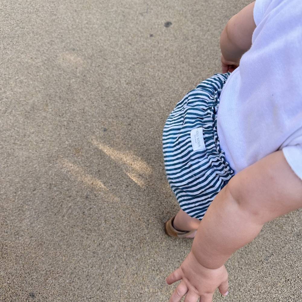 Bloomer raffiné pour bébé, en coton doux et respirant, certifié OEKO-TEX, idéal pour compléter une tenue d’enfant chic et confortable, cousu au Portugal élégant premium marque suisse cadeau naissance