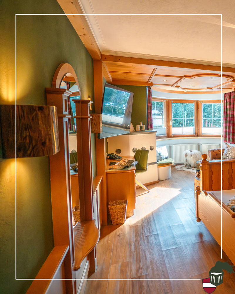 🛏️ Wie zuhause. 🏠

Warme Holztöne, weiche Kissen und dieser vertraute Moment, in dem man einfach ankommt.

Unsere Süderker-Zimmer sind Rückzugsorte – liebevoll gestaltet, ruhig gelegen und voller Geborgenheit.

Ein Zuhause auf Zeit, das man am liebst