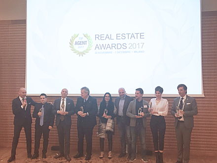  Roma
- Real Estate Awards 2017 - le categorie premiate. Marco Rognini sul palco per ritirare il premio per il Market Center di Engel & Völkers a Roma come migliore agenzia immobiliare in Italia nel segmento di pregio