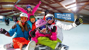 familie im schnee min