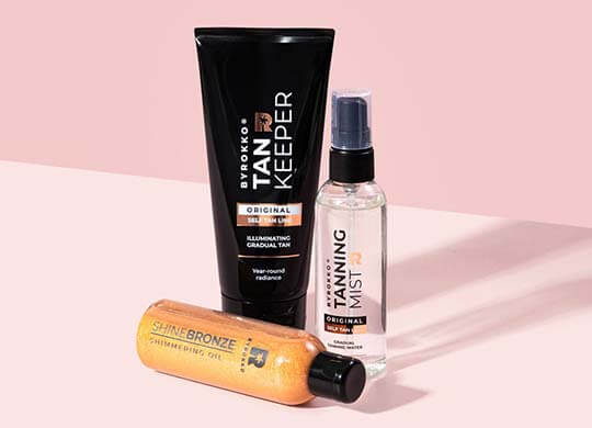 Glammed up Bundle и автобронзиране на ByRokko, съдържащ лосион за поддържане на тен, спрей за тен и Shine Bronze.