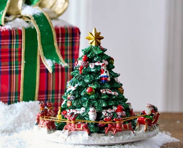 Raz Imports Wooden Sleigh With Winter Natural Arrangement and Pinecone Christmas Home Decor