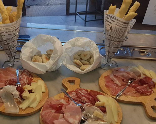 Cooking classes Leghorn: Mountain delights: tigelle, ravioli and cantuccini