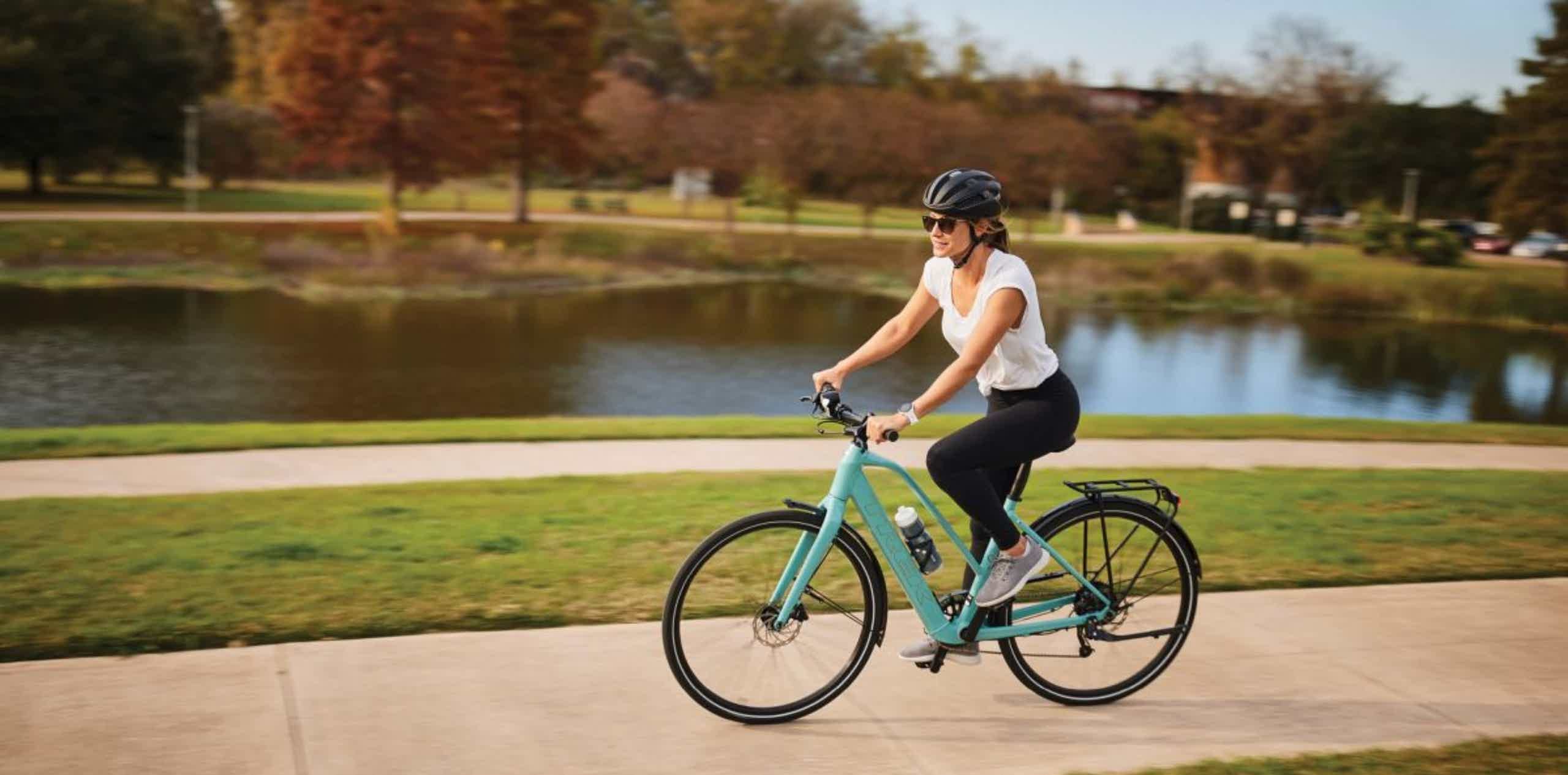 Imagen de recurso de una chica rodando con una e-bike de la marca Trek.