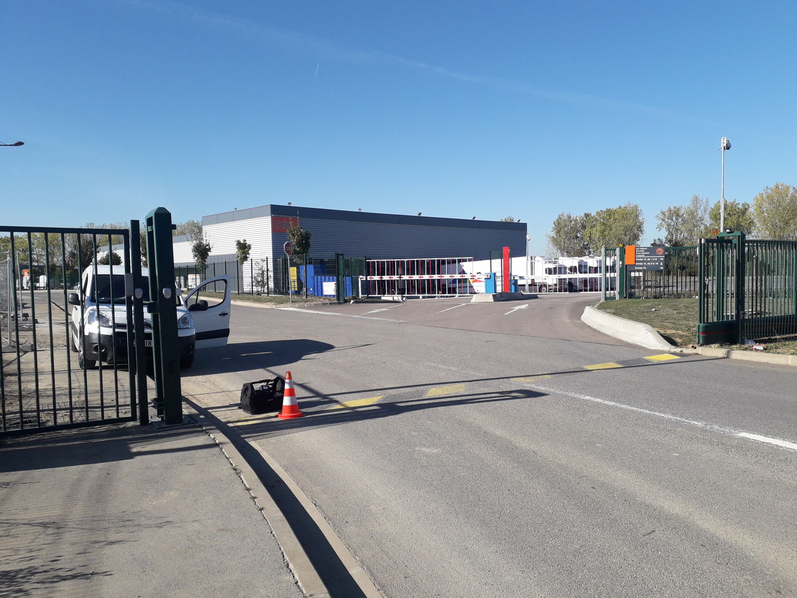 Portail battant motorisé à l'entrée d'un parc d'activités