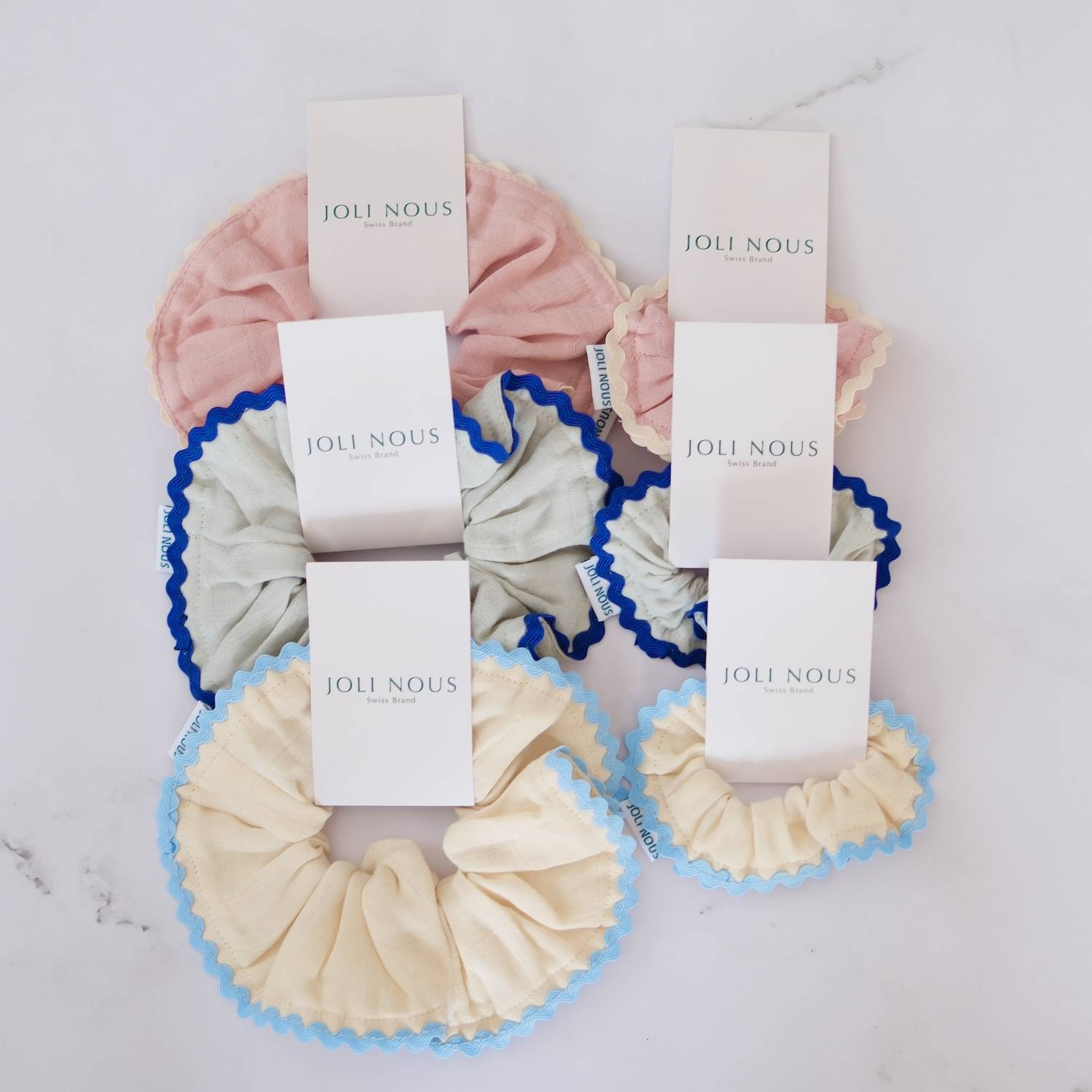 barboteuse moka bébé romper raffiné coeurs rouges pour bébé et enfant, en coton doux et bambou et respirant, certifié OEKO-TEX, idéal pour compléter une tenue d’enfant chic et confortable