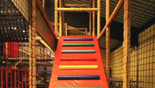 trampolino kinderspielpark klettern