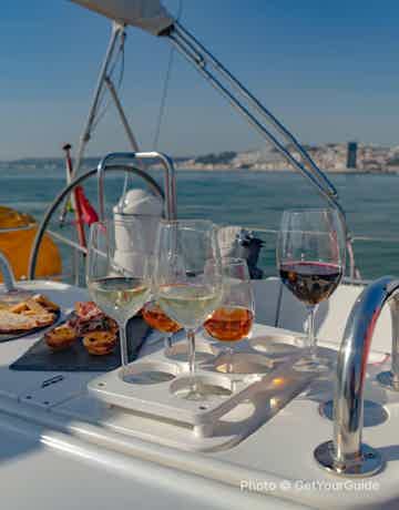 Enjoy an unforgettable sailing cruise