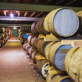 Chai traditionnel Dunnage Warehouse rempli de fûts de whisky en bois dans la distillerie Glen Ord dans le nord-ouest des Highlands d'Ecosse