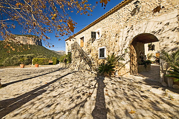  Balearen
- Son Fuster in Alaró, ein der berühmtesten und schönsten mallorquinischen Landsitzen
