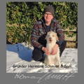 VierBeinerGlück Gründer Hermann Schmidt mit Hund Sari. Das Foto ist unterschrieben mit Hermann Schmidt