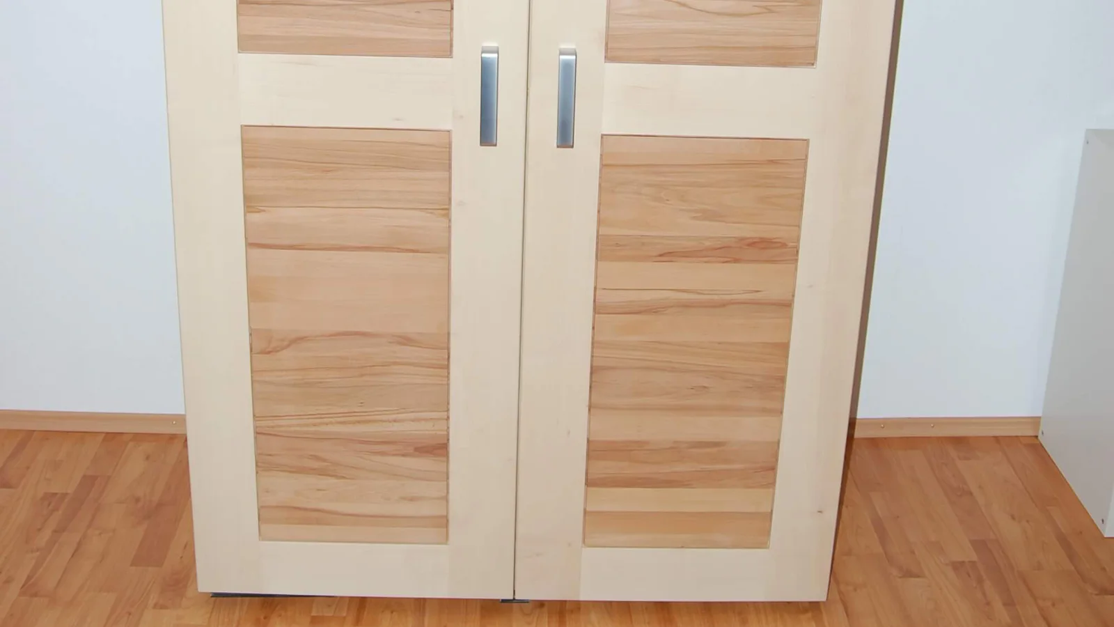 Schlafzimmerschränke mit viel Staumöglichkeiten und Designgriffen