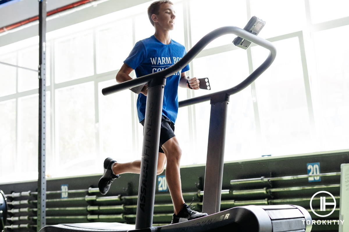 athlete running right on treadmill
