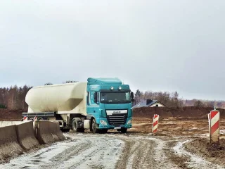  Transport materiały Tefra za pomocą pojazdów ciężarówych w km 8+612
