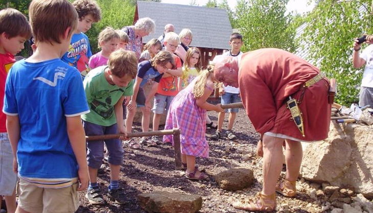 römerbergwerk kinder spalten steine
