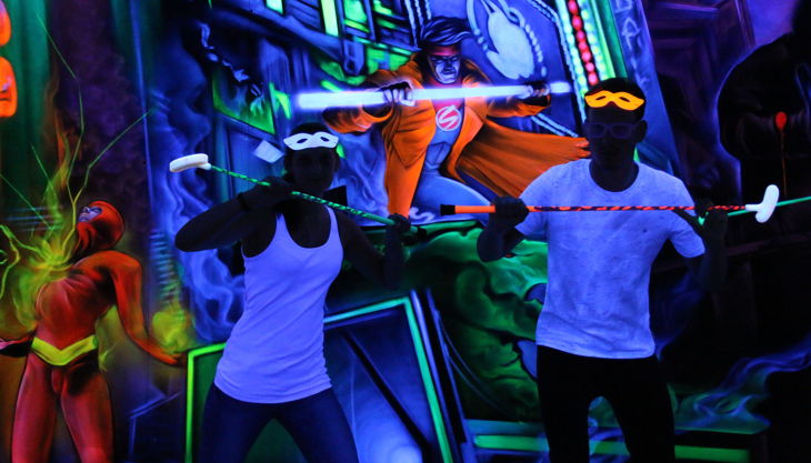 bester geburtstagde schwarzlichthelden mainz wand helden pose