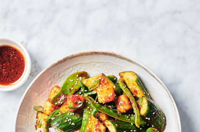 Bols de tofu frit, légumes verts et nouilles de riz