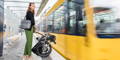 Gazelle Paris C7 elektrische stadsfiets met lage instap, afgebeeld in zijaanzicht op neutrale achtergrond, met Bosch middenmotor, gesloten kettingkast, verende voorvork en zadelpen, MIK-bagagedrager en spatborden – gericht op comfortabel dagelijks gebruik en woon-werkverkeer.