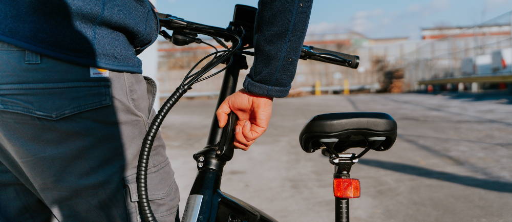 Rider folding Aventon Sinch electric bike