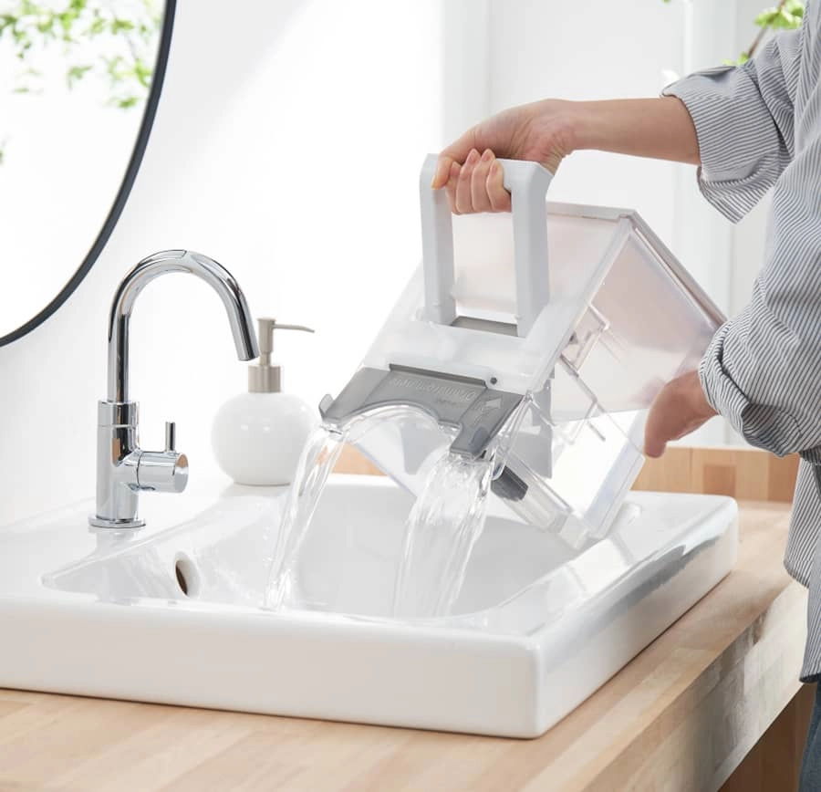 傾けるだけでふたが開き排水