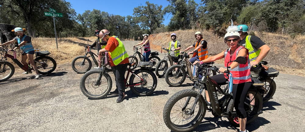 a large group of riders in the sierra foothills riding aventon aventure electric fat tire bikes on a tour with Yosemite E-Biking (yosemiteebking.com)