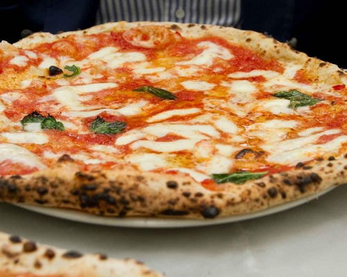 Cooking classes Florence: Learn how to make pizza and finish with a dessert!
