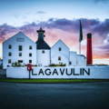 Vue sur la façade principale de la distillerie Lagavulin sur l'île d'Islay dans les Hébrides intérieures d'Ecosse