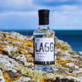Bouteille de New Make posée sur un rocher près de la distillerie Lagg située sur l'île d'Arran en Ecosse
