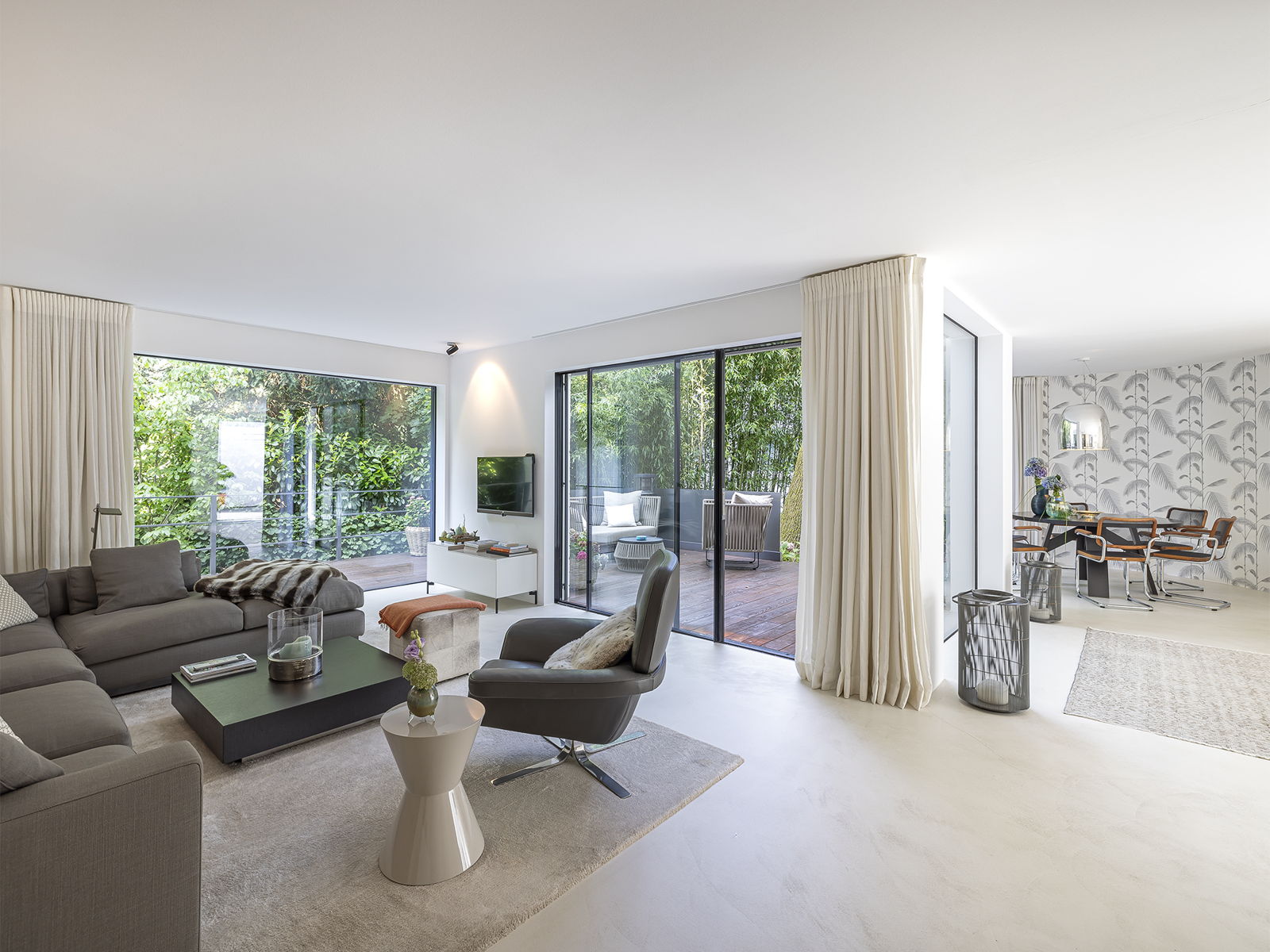 Architectural gem in the Prince's Garden: modern city villa near the palace park - exceptional &amp; move-in ready