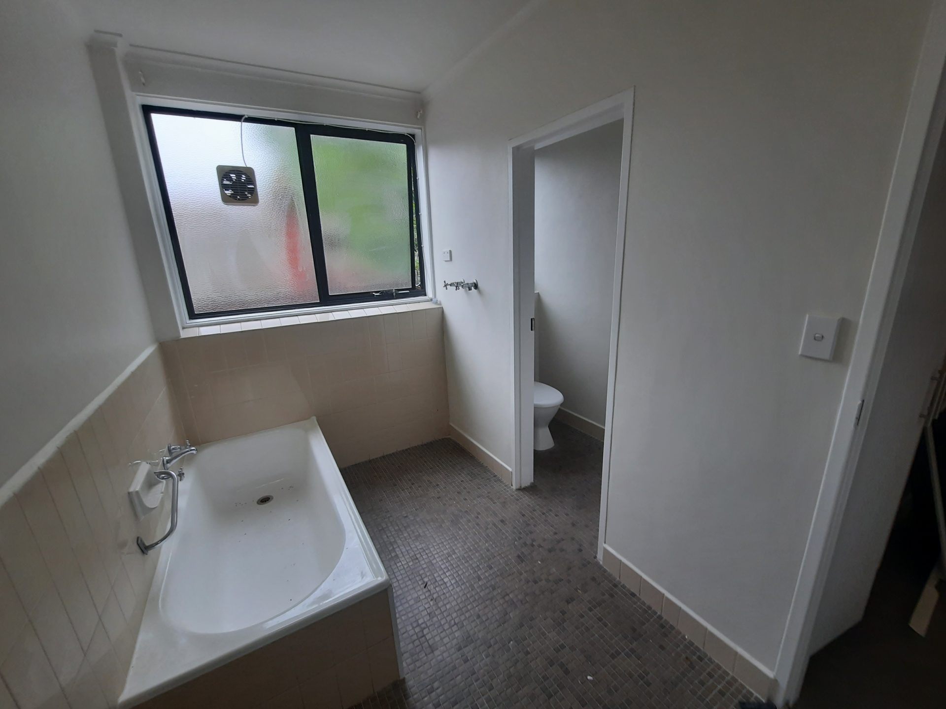 Spacious 2-Bedroom Courtyard Apartment in Leafy Locale - Elwood - Image 4