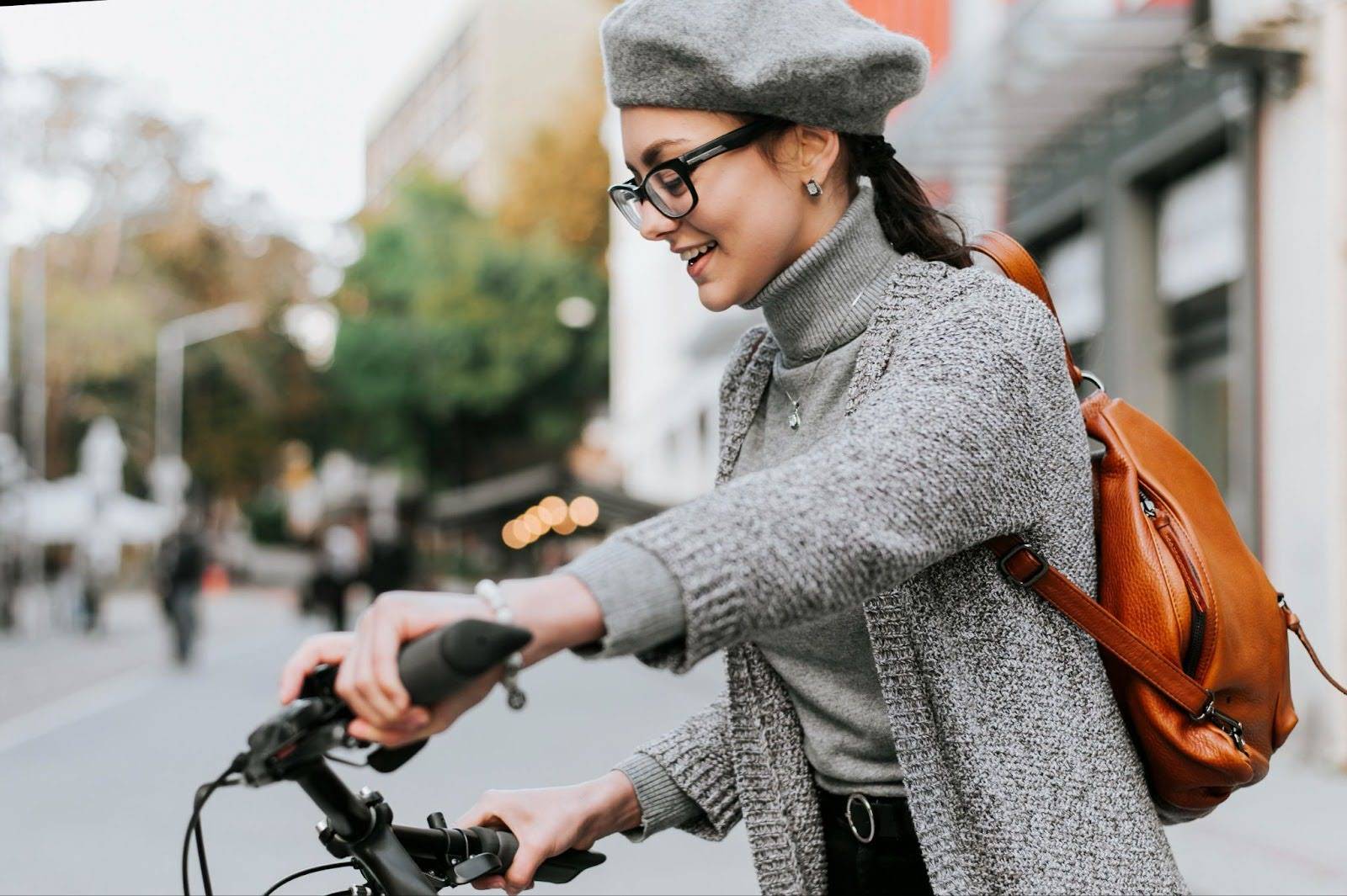 Une femme se promène dans Paris avec son vélo électrique acheté au magasin ShiftBikes