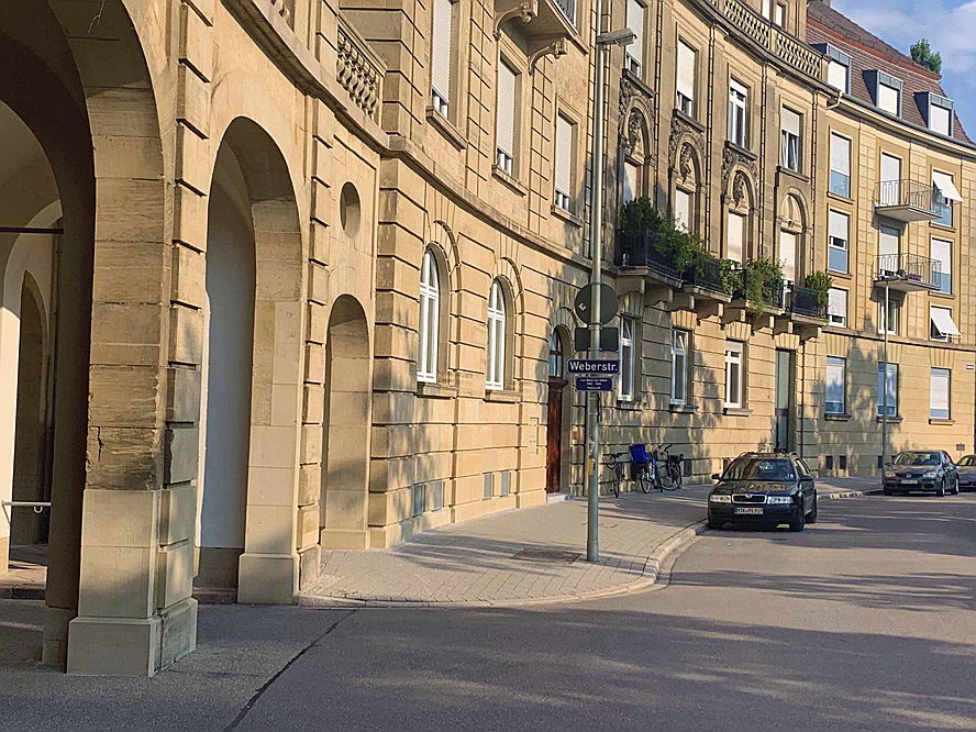  Karlsruhe
- Hier sehen Sie den Haydn-Platz in der Karlsruher Weststadt. Erfahren Sie mehr über den Kauf oder Verkauf eines Mehrfamilienhauses in Karlsruhe.