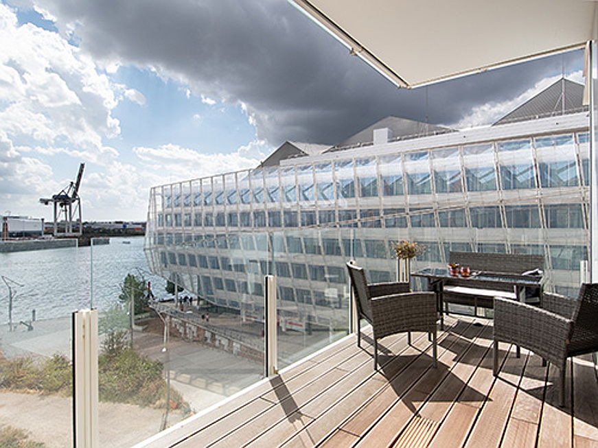  Montreux
- Engel & Völkers Market Center Elbe is brokering this designer apartment. It spans 139 square metres, at a
Premium address in the Hafencity district overlooking the River Elbe. The property comprises three rooms
with panoramic windows, as well as boasting first-class amenities and a concierge service.(Image sources: Engel & Völkers Market Center Elbe)