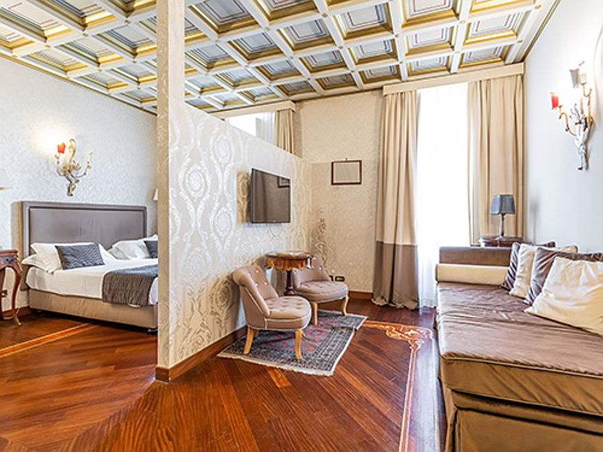  Bozen
- Dieses exklusive Einfamilienhaus befindet sich zwischen dem Pantheon und der Piazza Navona. Sie bietet vier Schlafzimmer und sechs Bäder auf einer Wohnfläche von etwa 210 Quadratmetern. Die Immobilie ist für 3,5 Millionen Euro zu haben.