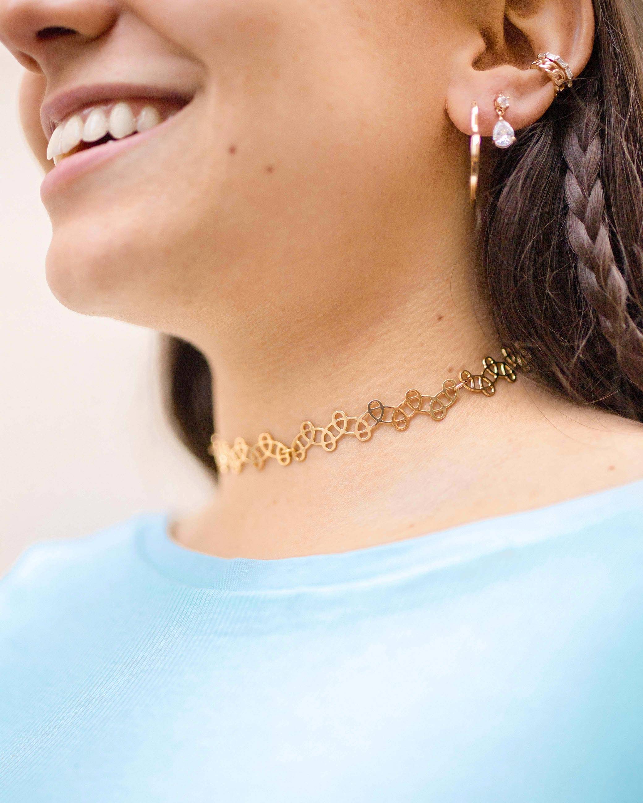 Collier choker le bijou star des annees 90 fait son come back. Who We Are