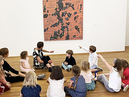  Berlin
- Museumspädagogen des Hamburger Bahnhofs - Museum für Gegenwart begleiteten die Kinder durch die Ausstellung und brachten ihnen die Kunstwerke spielerisch näher.