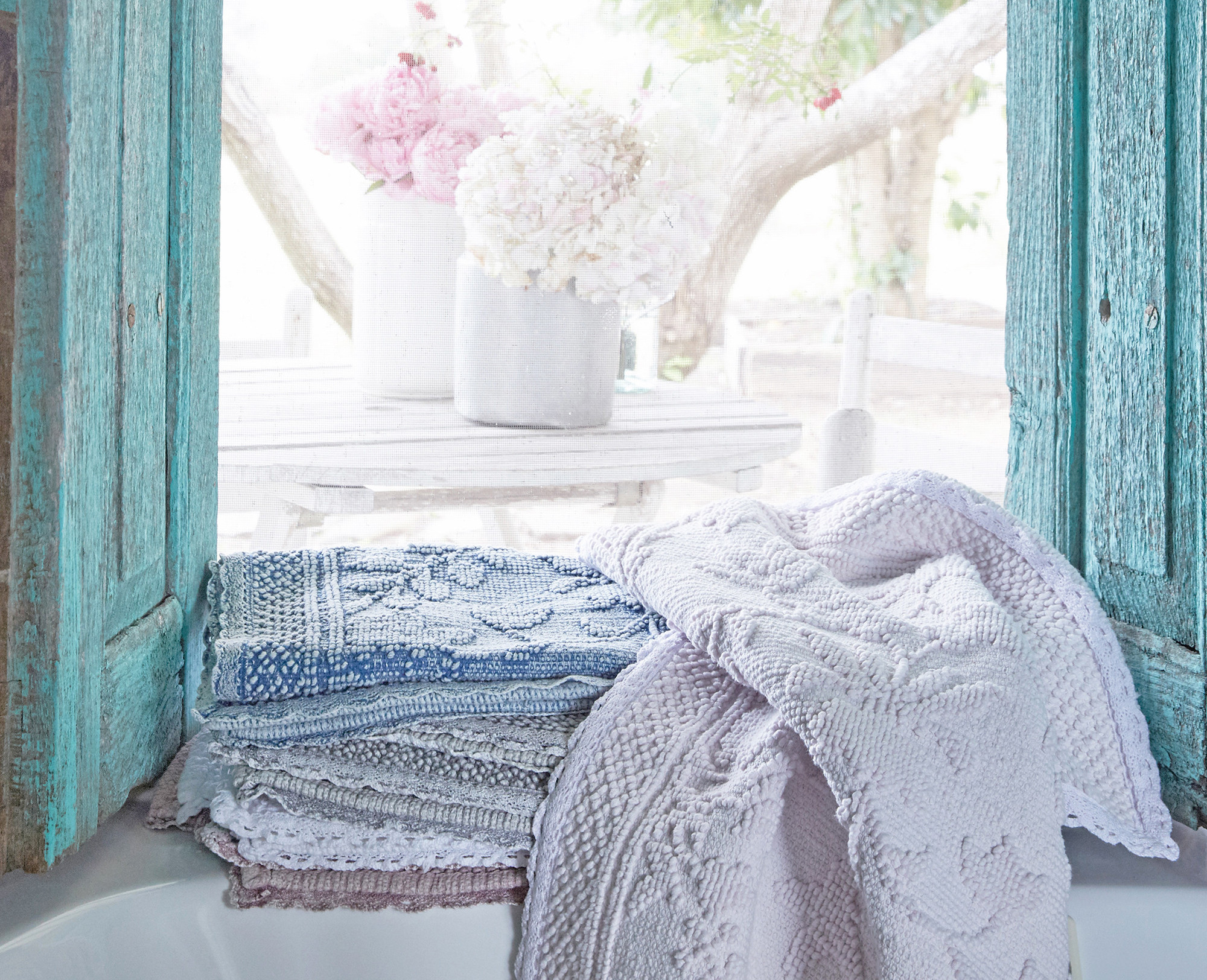 Shabby Chic Decor finds await you in this inspiring lineup of interior design inspiration. #shabbychic #interiordesignideas #decoratingideas #rachelashwell #turquoise #pastels