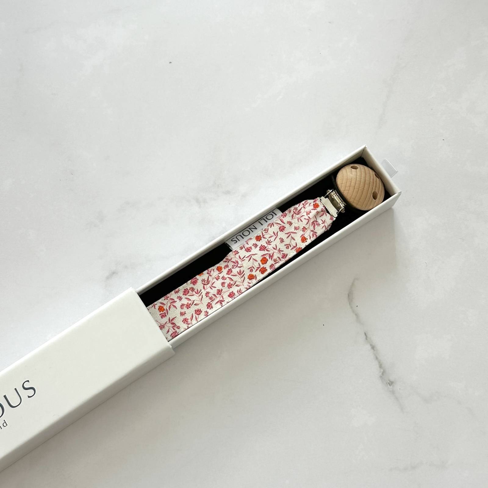 foulard pois bleu blanc élégant de la marque suisse Joli Nous, un accessoire premium pour bébé, alliant design raffiné et qualité exceptionnelle OEKO-TEX GOTS