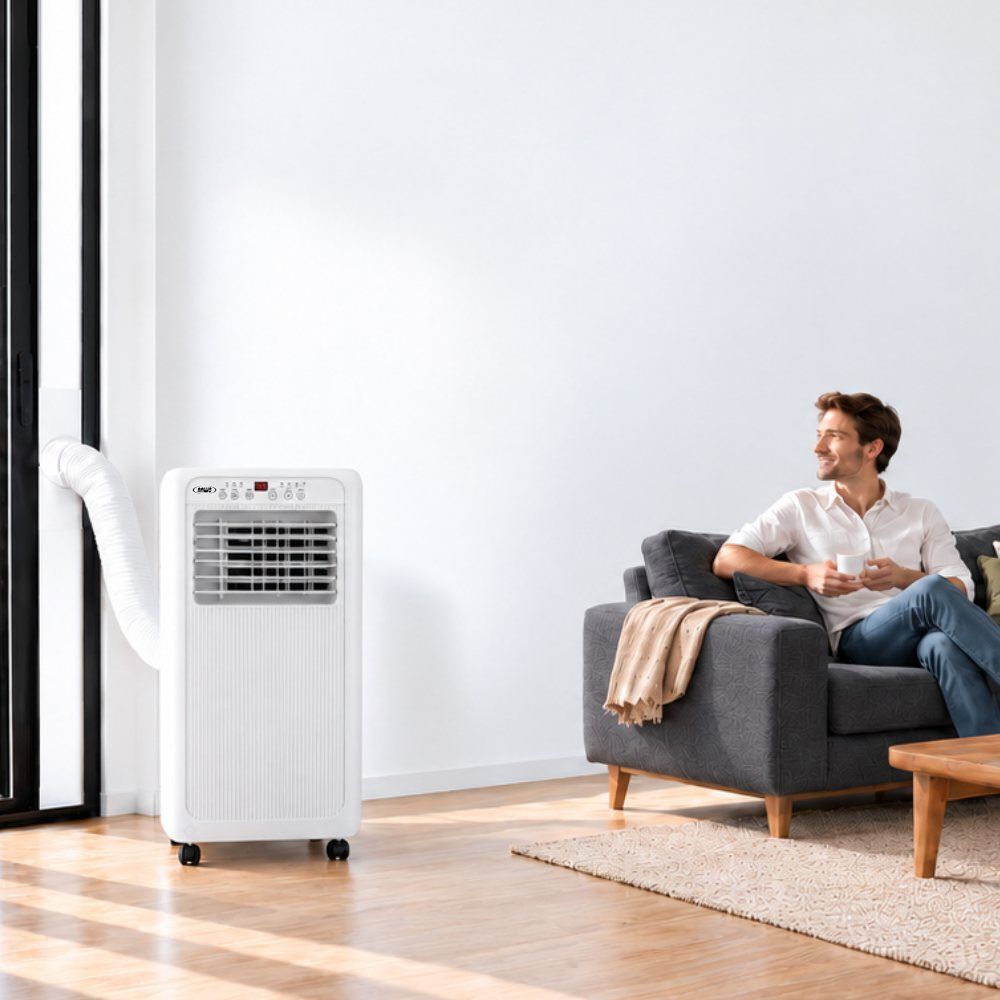 Aire acondicionado portátil ANWO AIR-3 en una sala luminosa junto a un ventanal