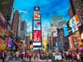 Belebte urbane Szene mit leuchtenden Werbetafeln und Menschenmengen am Times Square in New York.