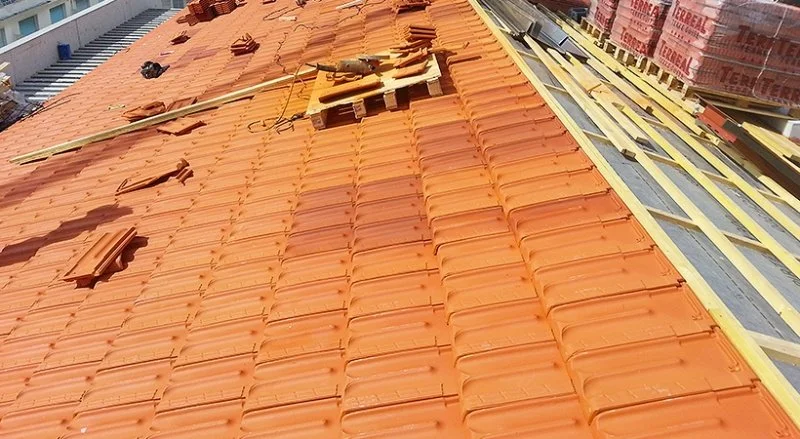Pose de tuiles de Marseille sur une résidence neuve à Antibes — photo 5 sur 18 — CEG TOITURE