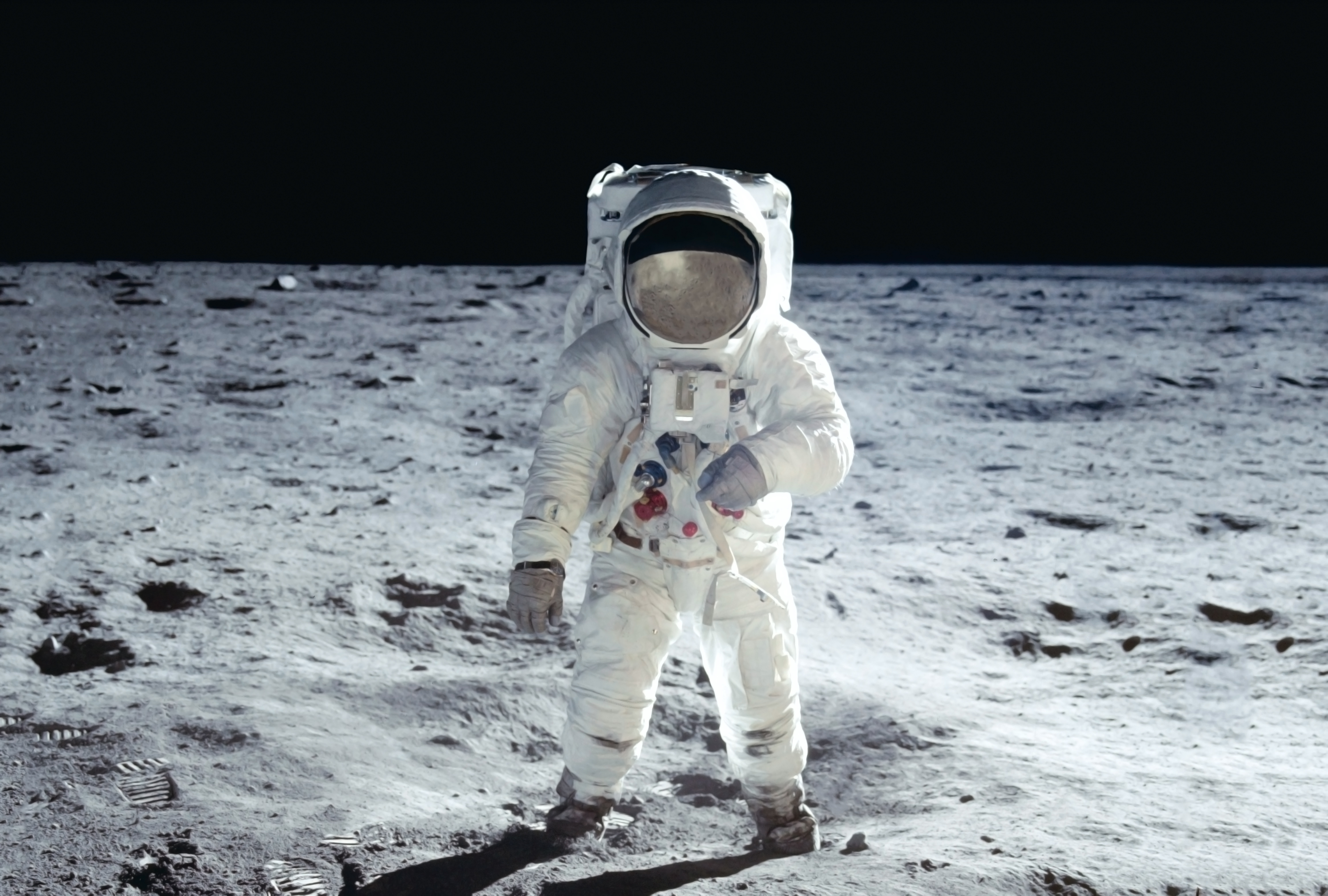 Космонавты высадились на луне. Скафандр Аполлон 11. Космонавт на Луне. Космонавт в космосе.