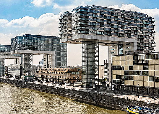  Köln
- Die Nähe zum Rheinauhafen steigert die Attraktivität von Köln Müngersdorf als Immobilienstandort